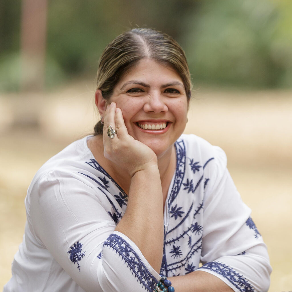 Mar Rodríguez sonriendo en un entorno natural